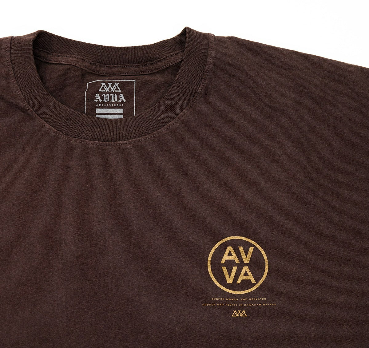 FRONT CLOSE UP VIEW OF BROWN HEAVYWEIGHT CREED TEE. HIGHLIGHTS THE SMALL AVVA LOGO IN TOP RIGHT.